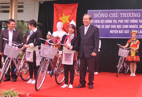 Phó Thủ tướng thường trực Chính phủ Trương Hòa Bình tặng quà cho học sinh nghèo hiếu học vượt khó ở huyện Bát Xát, Lào Cai. Ảnh: Hồng Ninh- TTXVN