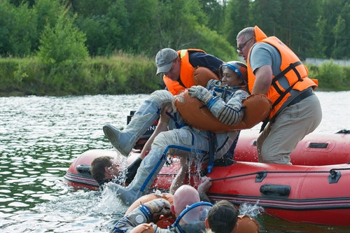 Nữ du hành gia Jeanette Epps (giữa) luyện tập hạ cánh xuống mặt nước trong quá trình huấn luyện bay ở ngoại ô Moscow, Nga ngày 18/7/2016. AFP/ TTXVN