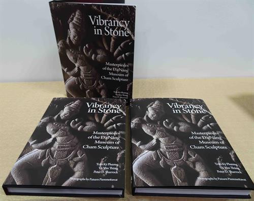 Tập sách ca-ta-lô vừa ra mắt. Ảnh: Trần Lê Lâm - TTXVN