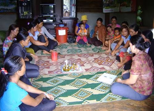 Chi hội phụ nữ buôn Húk A (xã Cư M’gar, huyện Cư M’gar) lồng ghép tuyên truyền Luật Hôn nhân gia đình, công tác phòng, chống bạo lực gia đình trong các buổi sinh hoạt. Ảnh: baodaklak.vn