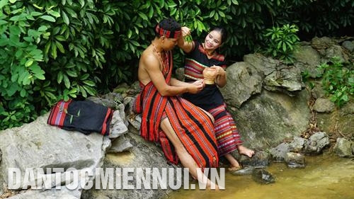 Các chàng trai cô gái vui vẻ hẹn hò, tâm sự. Ảnh: Hoàng Hải