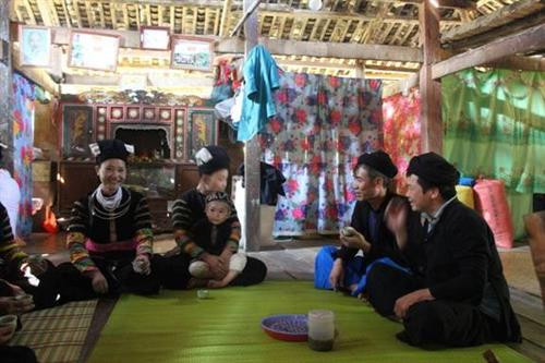 Xóm Nà Van, xã Hồng Trị, huyện Bảo Lạc có khoảng 70 nóc nhà dựa lưng vào núi. Mấy năm gần đây được sự quan tâm đầu tư của Đảng, Nhà nước, đời sống của bà con Lô Lô xóm Nà Van được cải thiện đáng kể. Người phụ nữ Lô Lô xóm Nà Van ai cũng biết se tơ, dệt vải. Trang phục truyền thống của người Lô Lô. Trang phục nam giới Lô Lô đơn giản hơn, màu đen cài khuy ngang, quần ống rộng gần giống quần áo của người Tày, Nùng. Ngày Tết, mọi người quây quần bên bếp lửa, chuẩn bị mâm cơm cúng tổ tiên. Sáng mùng 1 Tết, người đàn ông lớn tuổi trong gia đình sửa soạn bàn thờ mời tổ tiên về đón Tết cùng gia đình. Khách đến chơi nhà được người Lô Lô đón tiếp nồng hậu. Ngày Tết, mọi người khi gặp nhau đều gửi lời chúc phúc cho nhau bằng những làn điệu dân ca mượt mà, sâu lắng. Xóm Nà Van, xã Hồng Trị, huyện Bảo Lạc có khoảng 70 nóc nhà dựa lưng vào núi. Mấy năm gần đây được sự quan tâm đầu tư của Đảng, Nhà nước, đời sống của bà con Lô Lô xóm Nà Van được cải thiện đáng kể. Người phụ nữ Lô Lô xóm Nà Van ai cũng biết se tơ, dệt vải. Trang phục truyền thống của người Lô Lô. Trang phục nam giới Lô Lô đơn giản hơn, màu đen cài khuy ngang, quần ống rộng gần giống quần áo của người Tày, Nùng. Ngày Tết, mọi người quây quần bên bếp lửa, chuẩn bị mâm cơm cúng tổ tiên. Sáng mùng 1 Tết, người đàn ông lớn tuổi trong gia đình sửa soạn bàn thờ mời tổ tiên về đón Tết cùng gia đình. Khách đến chơi nhà được người Lô Lô đón tiếp nồng hậu. Ngày Tết, mọi người khi gặp nhau đều gửi lời chúc phúc cho nhau bằng những làn điệu dân ca mượt mà, sâu lắng.