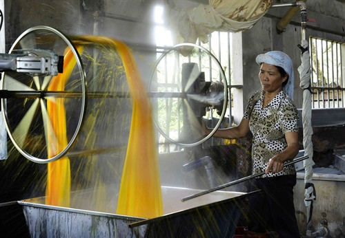 Nhiệt độ và thời gian nhuộm chính là bí quyết để tạo mầu đẹp và đảm bảo không bị phai bạc màu. Đây là một khâu quan trọng để làm ra những dải lụa đẹp và bắt mắt.