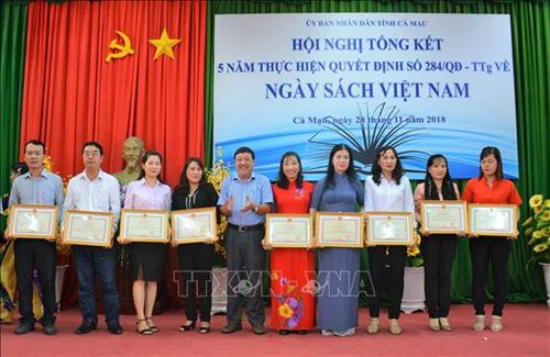UBND tỉnh Cà Mau trao nhiều bằng khen có các tập thể, cá nhân có thành tích xuất sắc trong công tác phát triển văn hoá đọc của địa phương. Ảnh: Thế Anh – TTXVN UBND tỉnh Cà Mau trao nhiều bằng khen có các tập thể, cá nhân có thành tích xuất sắc trong công tác phát triển văn hoá đọc của địa phương. Ảnh: Thế Anh – TTXVN