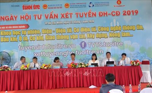 Các chuyên gia tham gia tư vấn cho thí sinh tại ngày hội. Ảnh: Thu Hoài - TTXVN Các chuyên gia tham gia tư vấn cho thí sinh tại ngày hội. Ảnh: Thu Hoài - TTXVN