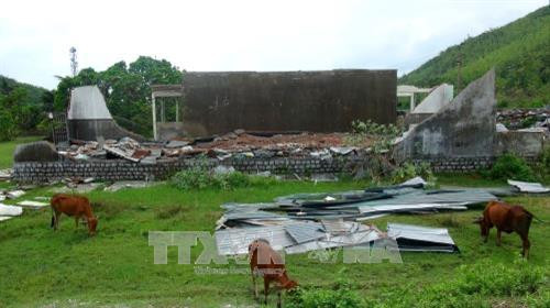 Riêng tỉnh Khánh Hòa có hơn 2.800 căn nhà bị sập, hàng chục nghìn căn nhà bị hư hỏng nặng do ảnh bão số 12 Ảnh: Nguyên Lý-TTXVN Riêng tỉnh Khánh Hòa có hơn 2.800 căn nhà bị sập, hàng chục nghìn căn nhà bị hư hỏng nặng do ảnh bão số 12 Ảnh: Nguyên Lý-TTXVN