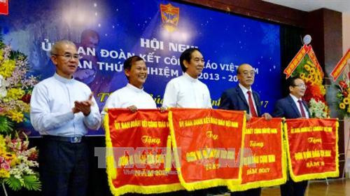 Ủy ban đoàn kết Công giáo iệt Nam tuyên dương và trao cờ thi đua, bằng khen cho 25 cá nhân, tập thể có thành tích xuất sắc trong công tác năm 2017.Ảnh: Thế Anh-TTXVN Ủy ban đoàn kết Công giáo iệt Nam tuyên dương và trao cờ thi đua, bằng khen cho 25 cá nhân, tập thể có thành tích xuất sắc trong công tác năm 2017.Ảnh: Thế Anh-TTXVN