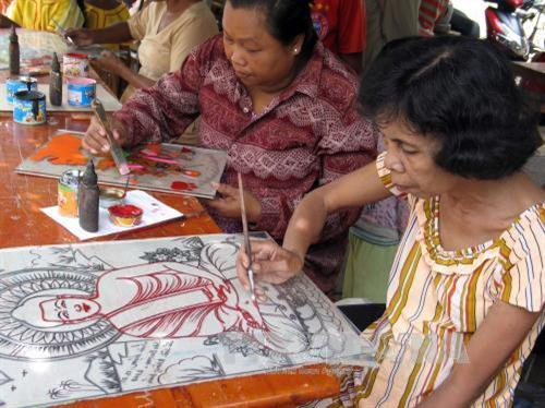 Nghề vẽ tranh trên kính ở xã Phú Tân, huyện Châu Thành, tỉnh Sóc Trang. Ảnh Trung Hiếu-TTXVN Nghề vẽ tranh trên kính ở xã Phú Tân, huyện Châu Thành, tỉnh Sóc Trang. Ảnh Trung Hiếu-TTXVN