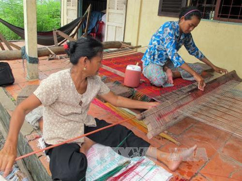 Bà con Khmer ở Viên Bình, huyện Trần Đề, tỉnh Sóc Trăng có nghề dệt chiếu truyền thống. Ảnh Trung Hiếu-TTXVN Bà con Khmer ở Viên Bình, huyện Trần Đề, tỉnh Sóc Trăng có nghề dệt chiếu truyền thống. Ảnh Trung Hiếu-TTXVN