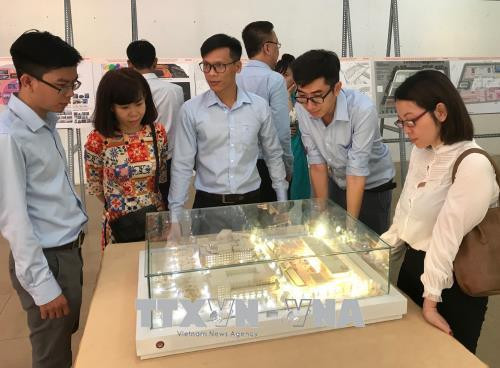 Người dân tham quan và góp ý phương án thiết kế dự án nâng cấp, mở rộng trụ sở HĐND, UBND Thành phố Hồ Chí Minh. Ảnh: Trần Xuân Tình - TTXVN