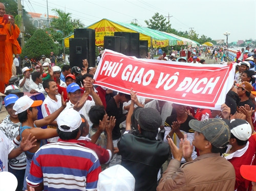 Các cổ động viên mừng đội nhà chiến thắng