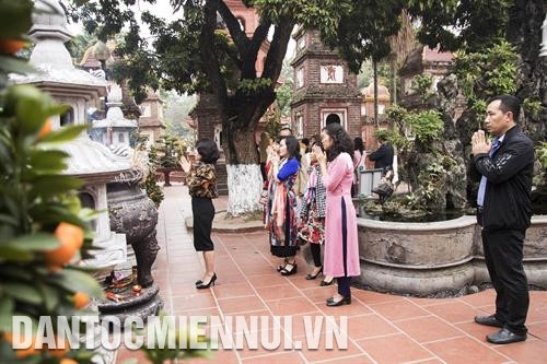 Chỉ vào sớm mồng 1 Tết, mọi người mới có thể thấy chợ Đồng Xuân vắng vẻ, yên bình. Ảnh: Hằng Nga Yêu lắm Hà Nội những khoảnh khắc yên bình. Ảnh: Hằng Nga Người Hà Nội đi lễ chùa cầu an tại chùa Trấn Quốc. Ảnh: Hằng Nga Chỉ vào sớm mồng 1 Tết, mọi người mới có thể thấy chợ Đồng Xuân vắng vẻ, yên bình. Ảnh: Hằng Nga Yêu lắm Hà Nội những khoảnh khắc yên bình. Ảnh: Hằng Nga Người Hà Nội đi lễ chùa cầu an tại chùa Trấn Quốc. Ảnh: Hằng Nga