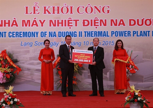 Ông Đặng Thanh Hải Tổng giám đốc Tập đoàn trao tặng tượng trưng 200 triệu đồng cho Quỹ vì người nghèo huyện Lộc Bình (tỉnh Lạng Sơn). Ảnh: Trọng Đạt – TTXVN Ông Đặng Thanh Hải Tổng giám đốc Tập đoàn trao tặng tượng trưng 200 triệu đồng cho Quỹ vì người nghèo huyện Lộc Bình (tỉnh Lạng Sơn). Ảnh: Trọng Đạt – TTXVN
