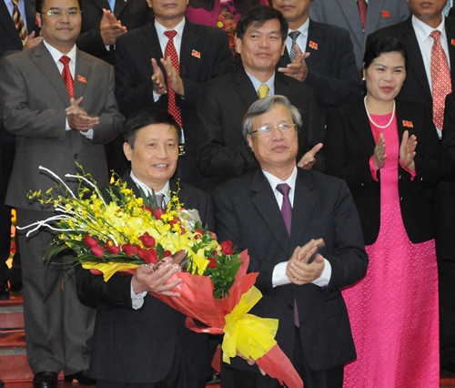 Đồng chí Nguyễn Khắc Chử (cầm hoa) tái đắc cử chức vụ Bí thư Tỉnh ủy Lai Châu khóa XIII. Ảnh: Công Hải- TTXVN*