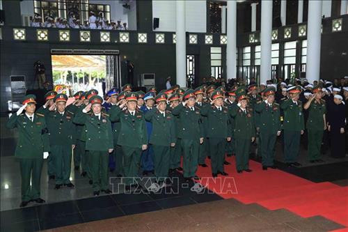 Nhà tang lễ quốc gia, số 5 Trần Thánh Tông (Hà Nội), nơi tổ chức Quốc tang Chủ tịch nước Trần Đại Quang. Ảnh: TTXVN Đồng chí Trương Hoà Bình, Ủy viên Bộ Chính trị, Phó Thủ tướng thường trực Chính phủ đọc Tiểu sử Chủ tịch nước Trần Đại Quang và danh sách Ban Lễ tang. Ảnh: TTXVN Ông Trần Quân, con trai trưởng của Chủ tịch nước Trần Đại Quang thắp nén hương viếng Cha. Ảnh: TTXVN Đoàn gia đình, họ hàng nội ngoại viếng Chủ tịch nước Trần Đại Quang. Ảnh: Nhan Sáng – TTXVN Đoàn Ban Chấp hành Trung ương Đảng Cộng sản Việt Nam, do đồng chí Nguyễn Phú Trọng, Tổng Bí thư Ban Chấp hành Trung ương Đảng làm Trưởng đoàn, viếng Chủ tịch nước Trần Đại Quang. Ảnh: TTXVN Tổng Bí thư Nguyễn Phú Trọng ghi sổ tang. Ảnh: TTXVN Đoàn Chính phủ nước Cộng hòa XHCN Việt Nam, do đồng chí Nguyễn Xuân Phúc, Ủy viên Bộ Chính trị, Thủ tướng Chính phủ làm Trưởng đoàn, viếng Chủ tịch nước Trần Đại Quang. Ảnh: Nhan Sáng – TTXVN Thủ tướng Nguyễn Xuân Phúc chia buồn cùng tang quyến Chủ tịch nước Trần Đại Quang. Ảnh: TTXVN Nguyên Ủy viên Bộ Chính trị, nguyên Chủ tịch nước Trần Đức Lương (bên trái) và nguyên Ủy viên Bộ Chính trị, nguyên Thủ tướng Chính phủ Nguyễn Tấn Dũng (bên phải) ghi sổ tang. Ảnh: TTXVN Đoàn Quốc hội nước Cộng hòa XHCN Việt Nam, do đồng chí Nguyễn Thị Kim Ngân, Ủy viên Bộ Chính trị, Chủ tịch Quốc hội làm Trưởng đoàn, viếng Chủ tịch nước Trần Đại Quang. Ảnh: Nhan Sáng – TTXVN Đồng chí Tòng Thị Phóng (bên trái), Ủy viên Bộ Chính trị, Phó Chủ tịch thường trực Quốc hội và đồng chí Đặng Thị Ngọc Thịnh, Ủy viên Trung ương Đảng, Quyền Chủ tịch nước chia buồn cùng tang quyến Chủ tịch nước Trần Đại Quang. Ảnh: TTXVN Đoàn Văn phòng Chủ tịch nước Cộng hòa XHCN Việt Nam, do đồng chí Đặng Thị Ngọc Thịnh, Ủy viên Trung ương Đảng, Quyền Chủ tịch nước làm Trưởng đoàn, viếng Chủ tịch nước Trần Đại Quang. Ảnh: Nhan Sáng – TTXVN Đoàn Ủy ban Trung ương Mặt trận Tổ quốc Việt Nam, do đồng chí Hầu A Lềnh, Ủy viên Trung ương Đảng, Phó Chủ tịch, Tổng Thư ký UBTƯ MTTQ Việt Nam làm Trưởng đoàn, viếng Chủ tịch nước Trần Đại Quang. Ảnh: TTXVN Đoàn Ban Dân vận Trung ương, do đồng chí Trương Thị Mai, Ủy viên Bộ Chính trị, Bí thư Trung ương Đảng, Trưởng Ban Dân vận Trung ương làm Trưởng đoàn, viếng Chủ tịch nước Trần Đại Quang. Ảnh: TTXVN Đoàn Ban Tổ chức Trung ương, do đồng chí Phạm Minh Chính, Ủy viên Bộ Chính trị, Bí thư Trung ương Đảng, Trưởng Ban Tổ chức Trung ương làm Trưởng đoàn, viếng Chủ tịch nước Trần Đại Quang. Ảnh: Nhan Sáng – TTXVN Đoàn Đảng ủy Công an Trung ương, Bộ Công an, do Thượng tướng Tô Lâm, Ủy viên Bộ Chính trị, Bí thư Đảng ủy Công an Trung ương, Bộ trưởng Bộ Công an làm Trưởng đoàn, viếng Chủ tịch nước Trần Đại Quang. Ảnh: TTXVN Đoàn Quân ủy Trung ương, Bộ Quốc phòng, do đồng chí Ngô Xuân Lịch, Ủy viên Bộ Chính trị, Phó Bí thư Quân ủy Trung ương, Bộ trưởng Bộ Quốc phòng làm Trưởng đoàn, viếng Chủ tịch nước Trần Đại Quang. Ảnh: TTXVN Đoàn Thành ủy, HĐND, UBND, Ủy ban MTTQ Việt Nam TP Hà Nội, do đồng chí Hoàng Trung Hải, Ủy viên Bộ Chính trị, Bí thư Thành uỷ Hà Nội làm Trưởng đoàn, viếng Chủ tịch nước Trần Đại Quang. Ảnh: Nhan Sáng – TTXVN Đoàn Tỉnh ủy, HĐND, UBND, Ủy ban Mặt trận Tổ quốc Việt Nam tỉnh Ninh Bình, do đồng chí Nguyễn Thị Thanh, Ủy viên Trung ương Đảng, Bí thư Tỉnh ủy Ninh Bình làm Trưởng đoàn, viếng Chủ tịch nước Trần Đại Quang. Ảnh: Nhan Sáng – TTXVN Nhà tang lễ quốc gia, số 5 Trần Thánh Tông (Hà Nội), nơi tổ chức Quốc tang Chủ tịch nước Trần Đại Quang. Ảnh: TTXVN Đồng chí Trương Hoà Bình, Ủy viên Bộ Chính trị, Phó Thủ tướng thường trực Chính phủ đọc Tiểu sử Chủ tịch nước Trần Đại Quang và danh sách Ban Lễ tang. Ảnh: TTXVN Ông Trần Quân, con trai trưởng của Chủ tịch nước Trần Đại Quang thắp nén hương viếng Cha. Ảnh: TTXVN Đoàn gia đình, họ hàng nội ngoại viếng Chủ tịch nước Trần Đại Quang. Ảnh: Nhan Sáng – TTXVN Đoàn Ban Chấp hành Trung ương Đảng Cộng sản Việt Nam, do đồng chí Nguyễn Phú Trọng, Tổng Bí thư Ban Chấp hành Trung ương Đảng làm Trưởng đoàn, viếng Chủ tịch nước Trần Đại Quang. Ảnh: TTXVN Tổng Bí thư Nguyễn Phú Trọng ghi sổ tang. Ảnh: TTXVN Đoàn Chính phủ nước Cộng hòa XHCN Việt Nam, do đồng chí Nguyễn Xuân Phúc, Ủy viên Bộ Chính trị, Thủ tướng Chính phủ làm Trưởng đoàn, viếng Chủ tịch nước Trần Đại Quang. Ảnh: Nhan Sáng – TTXVN Thủ tướng Nguyễn Xuân Phúc chia buồn cùng tang quyến Chủ tịch nước Trần Đại Quang. Ảnh: TTXVN Nguyên Ủy viên Bộ Chính trị, nguyên Chủ tịch nước Trần Đức Lương (bên trái) và nguyên Ủy viên Bộ Chính trị, nguyên Thủ tướng Chính phủ Nguyễn Tấn Dũng (bên phải) ghi sổ tang. Ảnh: TTXVN Đoàn Quốc hội nước Cộng hòa XHCN Việt Nam, do đồng chí Nguyễn Thị Kim Ngân, Ủy viên Bộ Chính trị, Chủ tịch Quốc hội làm Trưởng đoàn, viếng Chủ tịch nước Trần Đại Quang. Ảnh: Nhan Sáng – TTXVN Đồng chí Tòng Thị Phóng (bên trái), Ủy viên Bộ Chính trị, Phó Chủ tịch thường trực Quốc hội và đồng chí Đặng Thị Ngọc Thịnh, Ủy viên Trung ương Đảng, Quyền Chủ tịch nước chia buồn cùng tang quyến Chủ tịch nước Trần Đại Quang. Ảnh: TTXVN Đoàn Văn phòng Chủ tịch nước Cộng hòa XHCN Việt Nam, do đồng chí Đặng Thị Ngọc Thịnh, Ủy viên Trung ương Đảng, Quyền Chủ tịch nước làm Trưởng đoàn, viếng Chủ tịch nước Trần Đại Quang. Ảnh: Nhan Sáng – TTXVN Đoàn Ủy ban Trung ương Mặt trận Tổ quốc Việt Nam, do đồng chí Hầu A Lềnh, Ủy viên Trung ương Đảng, Phó Chủ tịch, Tổng Thư ký UBTƯ MTTQ Việt Nam làm Trưởng đoàn, viếng Chủ tịch nước Trần Đại Quang. Ảnh: TTXVN Đoàn Ban Dân vận Trung ương, do đồng chí Trương Thị Mai, Ủy viên Bộ Chính trị, Bí thư Trung ương Đảng, Trưởng Ban Dân vận Trung ương làm Trưởng đoàn, viếng Chủ tịch nước Trần Đại Quang. Ảnh: TTXVN Đoàn Ban Tổ chức Trung ương, do đồng chí Phạm Minh Chính, Ủy viên Bộ Chính trị, Bí thư Trung ương Đảng, Trưởng Ban Tổ chức Trung ương làm Trưởng đoàn, viếng Chủ tịch nước Trần Đại Quang. Ảnh: Nhan Sáng – TTXVN Đoàn Đảng ủy Công an Trung ương, Bộ Công an, do Thượng tướng Tô Lâm, Ủy viên Bộ Chính trị, Bí thư Đảng ủy Công an Trung ương, Bộ trưởng Bộ Công an làm Trưởng đoàn, viếng Chủ tịch nước Trần Đại Quang. Ảnh: TTXVN Đoàn Quân ủy Trung ương, Bộ Quốc phòng, do đồng chí Ngô Xuân Lịch, Ủy viên Bộ Chính trị, Phó Bí thư Quân ủy Trung ương, Bộ trưởng Bộ Quốc phòng làm Trưởng đoàn, viếng Chủ tịch nước Trần Đại Quang. Ảnh: TTXVN Đoàn Thành ủy, HĐND, UBND, Ủy ban MTTQ Việt Nam TP Hà Nội, do đồng chí Hoàng Trung Hải, Ủy viên Bộ Chính trị, Bí thư Thành uỷ Hà Nội làm Trưởng đoàn, viếng Chủ tịch nước Trần Đại Quang. Ảnh: Nhan Sáng – TTXVN Đoàn Tỉnh ủy, HĐND, UBND, Ủy ban Mặt trận Tổ quốc Việt Nam tỉnh Ninh Bình, do đồng chí Nguyễn Thị Thanh, Ủy viên Trung ương Đảng, Bí thư Tỉnh ủy Ninh Bình làm Trưởng đoàn, viếng Chủ tịch nước Trần Đại Quang. Ảnh: Nhan Sáng – TTXVN