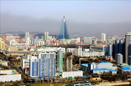 Thủ đô Bình Nhưỡng ngày nay mang một dáng vẻ hiện đại. Ảnh: Phương Hoa – TTXVN Những ngôi nhà cao tầng được sơn nhiều màu sắc mang dáng vẻ hiện đại cho Thủ đô Bình Nhưỡng. Ảnh: Phương Hoa- TTXVN Toàn cảnh thành phố Bình Nhưỡng nhìn từ trên cao. Ảnh: Phương Hoa – TTXVN Tiết mục hòa nhạc của Dàn nhạc Công Huân quốc gia Triều Tiên. Ảnh: Phương Hoa – TTXVN Đúng dịp sinh nhật của Chủ tịch Kim Nhật Thành, Triển lãm hoa được tổ chức tại Thủ đô Bình Nhưỡng. Ảnh: Phương Hoa – TTXVN Một gia đình Triều Tiên tham quan Triển lãm hoa Kim Nhật Thành. Ảnh: Phương Hoa – TTXVN Phụ nữ Triều Tiên mặc trang phục truyền thống vào xem Triển lãm hoa Kim Nhật Thành. Ảnh: Phương Hoa – TTXVN Người dân Triều Tiên xếp hàng vào xem Triển lãm hoa Kim Nhật Thành. Ảnh: Phương Hoa – TTXVN Một ngôi nhà truyền thống bên cạnh những công trình hiện đại. Ảnh: Phương Hoa – TTXVN Người dân và thiếu niên Triều Tiên đến vui chơi ở công viên. Ảnh: Phương Hoa – TTXVN Ngày cuối tuần, người dân Triều Tiên đến vui chơi ở các công viên nổi tiếng. Ảnh: Phương Hoa – TTXVN Một gian hàng dược phẩm ở Bình Nhưỡng. Ảnh: Phương Hoa – TTXVN Học sinh học môn thể thao yêu thích ở trường học. Ảnh: Phương Hoa – TTXVN Lớp học âm nhạc của học sinh Triều Tiên. Ảnh: Phương Hoa – TTXVN Lớp dạy lập trình tại Cung Học sinh Thiếu niên Vạn Cảnh Đài. Ảnh: Phương Hoa – TTXVN Triều Tiên rất chú trọng đến việc phát triển toàn diện con người, học sinh được tham gia các lớp học nghệ thuật. Ảnh: Phương Hoa- TTXVN Học sinh Triều Tiên học viết thư pháp. Ảnh: Phương Hoa – TTXVN Một cặp vợ chồng sắp cưới chụp ảnh trước Bảo tàng Chiến thắng Chiến tranh Giải phóng Tổ quốc. Ảnh: Phương Hoa – TTXVN Người dân xếp hàng trật tự lên phương tiện giao thông công cộng. Ảnh: Phương Hoa- TTXVN Cung Thái Dương Kumsusan-nơi an nghỉ của Chủ tịch Kim Nhật Thành và Kim Jong - Il. Ảnh: Phương Hoa – TTXVN Nhà ga trung tâm ở Thủ đô Bình Nhưỡng. Ảnh: Phương Hoa – TTXVN Tòa nhà Quốc hội ở Thủ đô Bình Nhưỡng. Ảnh: Phương Hoa – TTXVN Ngoài phương tiện giao thông công cộng, người dân Bình Nhưỡng thường xuyên sử dụng xe đạp. Ảnh: Phương Hoa – TTXVN Hoa nở trên đường phố cùng với những ngôi nhà cao tầng mang nhiều màu sắc rực rỡ. Ảnh: Phương Hoa – TTXVN Tượng "Vạn Lý Mã" - bức tượng nổi tiếng ở Bình Nhưỡng. Ảnh: Phương Hoa – TTXVN Những dãy phố với công trình kiến trúc hiện đại được xây dựng ở Bình Nhưỡng. Ảnh: Phương Hoa – TTXVN Nhiều chung cư cao tầng được xây dựng phục vụ chỗ ở cho người dân ở Thủ đô Bình Nhưỡng. Ảnh: Phương Hoa – TTXVN Khải Hoàn Môn - một công trình nổi tiếng ở Bình Nhưỡng. Ảnh: Phương Hoa – TTXVN Tháp Chủ thể cao 170 m là Tượng đài về học thuyết tự lực tự cường ở Triều Tiên. Ảnh: Phương Hoa – TTXVN Một công trình kiến trúc truyền thống của Triều Tiên tại Thủ đô Bình Nhưỡng. Ảnh: Phương Hoa – TTXVN Quảng trường Kim Nhật Thành, nơi tổ chức các sự kiện lớn của Triều Tiên. Ảnh: Phương Hoa – TTXVN Pin năng lượng mặt trời được sử dụng ở nhiều nơi tại Thủ đô Bình Nhưỡng. Ảnh: Phương Hoa – TTXVN Ô tô điện là phương tiện giao thông công cộng phổ biển ở Bình Nhưỡng. Ảnh: Phương Hoa – TTXVN Nhà ga Bình Nhưỡng nhìn từ trên cao. Ảnh: Phương Hoa – TTXVN Tòa nhà Ryugyong cao 330m ở Thủ đô Bình Nhưỡng. Ảnh: Phương Hoa – TTXVN Một công trình lịch sử ở Thủ đô Bình Nhưỡng. Ảnh: Phương Hoa – TTXVN Học sinh mầm non được cô giáo dẫn đi dã ngoại. Ảnh: Phương Hoa – TTXVN Thủ đô Bình Nhưỡng nhìn từ trên cao. Ảnh: Phương Hoa – TTXVN Khu Chang Jong, nơi tập trung nhiều nhà cao tầng. Ảnh: Phương Hoa – TTXVN Thủ đô Bình Nhưỡng ngày nay mang một dáng vẻ hiện đại. Ảnh: Phương Hoa – TTXVN Những ngôi nhà cao tầng được sơn nhiều màu sắc mang dáng vẻ hiện đại cho Thủ đô Bình Nhưỡng. Ảnh: Phương Hoa- TTXVN Toàn cảnh thành phố Bình Nhưỡng nhìn từ trên cao. Ảnh: Phương Hoa – TTXVN Tiết mục hòa nhạc của Dàn nhạc Công Huân quốc gia Triều Tiên. Ảnh: Phương Hoa – TTXVN Đúng dịp sinh nhật của Chủ tịch Kim Nhật Thành, Triển lãm hoa được tổ chức tại Thủ đô Bình Nhưỡng. Ảnh: Phương Hoa – TTXVN Một gia đình Triều Tiên tham quan Triển lãm hoa Kim Nhật Thành. Ảnh: Phương Hoa – TTXVN Phụ nữ Triều Tiên mặc trang phục truyền thống vào xem Triển lãm hoa Kim Nhật Thành. Ảnh: Phương Hoa – TTXVN Người dân Triều Tiên xếp hàng vào xem Triển lãm hoa Kim Nhật Thành. Ảnh: Phương Hoa – TTXVN Một ngôi nhà truyền thống bên cạnh những công trình hiện đại. Ảnh: Phương Hoa – TTXVN Người dân và thiếu niên Triều Tiên đến vui chơi ở công viên. Ảnh: Phương Hoa – TTXVN Ngày cuối tuần, người dân Triều Tiên đến vui chơi ở các công viên nổi tiếng. Ảnh: Phương Hoa – TTXVN Một gian hàng dược phẩm ở Bình Nhưỡng. Ảnh: Phương Hoa – TTXVN Học sinh học môn thể thao yêu thích ở trường học. Ảnh: Phương Hoa – TTXVN Lớp học âm nhạc của học sinh Triều Tiên. Ảnh: Phương Hoa – TTXVN Lớp dạy lập trình tại Cung Học sinh Thiếu niên Vạn Cảnh Đài. Ảnh: Phương Hoa – TTXVN Triều Tiên rất chú trọng đến việc phát triển toàn diện con người, học sinh được tham gia các lớp học nghệ thuật. Ảnh: Phương Hoa- TTXVN Học sinh Triều Tiên học viết thư pháp. Ảnh: Phương Hoa – TTXVN Một cặp vợ chồng sắp cưới chụp ảnh trước Bảo tàng Chiến thắng Chiến tranh Giải phóng Tổ quốc. Ảnh: Phương Hoa – TTXVN Người dân xếp hàng trật tự lên phương tiện giao thông công cộng. Ảnh: Phương Hoa- TTXVN Cung Thái Dương Kumsusan-nơi an nghỉ của Chủ tịch Kim Nhật Thành và Kim Jong - Il. Ảnh: Phương Hoa – TTXVN Nhà ga trung tâm ở Thủ đô Bình Nhưỡng. Ảnh: Phương Hoa – TTXVN Tòa nhà Quốc hội ở Thủ đô Bình Nhưỡng. Ảnh: Phương Hoa – TTXVN Ngoài phương tiện giao thông công cộng, người dân Bình Nhưỡng thường xuyên sử dụng xe đạp. Ảnh: Phương Hoa – TTXVN Hoa nở trên đường phố cùng với những ngôi nhà cao tầng mang nhiều màu sắc rực rỡ. Ảnh: Phương Hoa – TTXVN Tượng "Vạn Lý Mã" - bức tượng nổi tiếng ở Bình Nhưỡng. Ảnh: Phương Hoa – TTXVN Những dãy phố với công trình kiến trúc hiện đại được xây dựng ở Bình Nhưỡng. Ảnh: Phương Hoa – TTXVN Nhiều chung cư cao tầng được xây dựng phục vụ chỗ ở cho người dân ở Thủ đô Bình Nhưỡng. Ảnh: Phương Hoa – TTXVN Khải Hoàn Môn - một công trình nổi tiếng ở Bình Nhưỡng. Ảnh: Phương Hoa – TTXVN Tháp Chủ thể cao 170 m là Tượng đài về học thuyết tự lực tự cường ở Triều Tiên. Ảnh: Phương Hoa – TTXVN Một công trình kiến trúc truyền thống của Triều Tiên tại Thủ đô Bình Nhưỡng. Ảnh: Phương Hoa – TTXVN Quảng trường Kim Nhật Thành, nơi tổ chức các sự kiện lớn của Triều Tiên. Ảnh: Phương Hoa – TTXVN Pin năng lượng mặt trời được sử dụng ở nhiều nơi tại Thủ đô Bình Nhưỡng. Ảnh: Phương Hoa – TTXVN Ô tô điện là phương tiện giao thông công cộng phổ biển ở Bình Nhưỡng. Ảnh: Phương Hoa – TTXVN Nhà ga Bình Nhưỡng nhìn từ trên cao. Ảnh: Phương Hoa – TTXVN Tòa nhà Ryugyong cao 330m ở Thủ đô Bình Nhưỡng. Ảnh: Phương Hoa – TTXVN Một công trình lịch sử ở Thủ đô Bình Nhưỡng. Ảnh: Phương Hoa – TTXVN Học sinh mầm non được cô giáo dẫn đi dã ngoại. Ảnh: Phương Hoa – TTXVN Thủ đô Bình Nhưỡng nhìn từ trên cao. Ảnh: Phương Hoa – TTXVN Khu Chang Jong, nơi tập trung nhiều nhà cao tầng. Ảnh: Phương Hoa – TTXVN