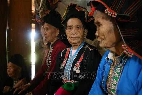 Những người già cùng con cháu trong dòng họ về dự lễ Pang Phóong. Ảnh: Phan Tuấn Anh - TTXVN