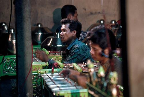 Khung cảnh đường phố ở Solo, thành phố ở miền Trung đảo Java, Indonesia năm 1993. Ảnh: Peter Marlow/ Magnum Photos. Các gánh hàng rong là hình ảnh quen thuộc trên đường phố Solo. Thành phố này còn được gọi bằng các tên gọi khác là Surakarta hoặc Sala. Ảnh: Peter Marlow/ Magnum Photos. Giấc ngủ của một người lái xe xích lô trên đường phố Solo. Ảnh: Peter Marlow/ Magnum Photos. Bên trong một xưởng sản xuất nhạc cụ Gamelan ở thành phố Solo. Gamelan là dòng nhạc truyền thống của đảo Java và Bali của Indonesia, nổi tiếng với giai điệu độc đáo và các loại nhạc cụ đặc thù. Ảnh: Peter Marlow/ Magnum Photos. Xưởng sản xuất nhạc cụ ở Solo được dẫn đầu bởi nghệ nhân Tentrim Sarawanto. Một phần nhạc cụ ở đây được xuất sang châu Âu để phục vụ công tác nghiên cứu âm nhạc và văn hóa bản địa. Ảnh: Peter Marlow/ Magnum Photos. Việc chế tác nhạc cụ Gamelan được thực hiện chủ yếu bằng phương pháp thủ công, không sử dụng máy móc hiện đại. Các nhạc cụ lớn như cồng, chiếc được thực hiện bằng kỹ thuật đúc đồng truyền thống. Ảnh: Peter Marlow/ Magnum Photos. Một chiếc cồng được người thợ dỡ khỏi khuôn đúc. Ảnh: Peter Marlow/ Magnum Photos. Bên ngoài một ngôi nhà ở vùng nông thôn đảo Bali, Indonesia năm 1993. Ảnh: Peter Marlow/ Magnum Photos. Cuộc sống ở vùng thông quê Bali có rất nhiều nét tương đồng với Việt Nam, như cảnh cậu bé lùa vịt về chuồng này. Ảnh: Peter Marlow/ Magnum Photos. Các nông dân làm việc trên ruộng lúa nước ở Ubud, Bali. Ảnh: Peter Marlow/ Magnum Photos. Khung cảnh đường phố ở Solo, thành phố ở miền Trung đảo Java, Indonesia năm 1993. Ảnh: Peter Marlow/ Magnum Photos Khung cảnh đường phố ở Solo, thành phố ở miền Trung đảo Java, Indonesia năm 1993. Ảnh: Peter Marlow/ Magnum Photos. Các gánh hàng rong là hình ảnh quen thuộc trên đường phố Solo. Thành phố này còn được gọi bằng các tên gọi khác là Surakarta hoặc Sala. Ảnh: Peter Marlow/ Magnum Photos. Giấc ngủ của một người lái xe xích lô trên đường phố Solo. Ảnh: Peter Marlow/ Magnum Photos. Bên trong một xưởng sản xuất nhạc cụ Gamelan ở thành phố Solo. Gamelan là dòng nhạc truyền thống của đảo Java và Bali của Indonesia, nổi tiếng với giai điệu độc đáo và các loại nhạc cụ đặc thù. Ảnh: Peter Marlow/ Magnum Photos. Xưởng sản xuất nhạc cụ ở Solo được dẫn đầu bởi nghệ nhân Tentrim Sarawanto. Một phần nhạc cụ ở đây được xuất sang châu Âu để phục vụ công tác nghiên cứu âm nhạc và văn hóa bản địa. Ảnh: Peter Marlow/ Magnum Photos. Việc chế tác nhạc cụ Gamelan được thực hiện chủ yếu bằng phương pháp thủ công, không sử dụng máy móc hiện đại. Các nhạc cụ lớn như cồng, chiếc được thực hiện bằng kỹ thuật đúc đồng truyền thống. Ảnh: Peter Marlow/ Magnum Photos. Một chiếc cồng được người thợ dỡ khỏi khuôn đúc. Ảnh: Peter Marlow/ Magnum Photos. Bên ngoài một ngôi nhà ở vùng nông thôn đảo Bali, Indonesia năm 1993. Ảnh: Peter Marlow/ Magnum Photos. Cuộc sống ở vùng thông quê Bali có rất nhiều nét tương đồng với Việt Nam, như cảnh cậu bé lùa vịt về chuồng này. Ảnh: Peter Marlow/ Magnum Photos. Các nông dân làm việc trên ruộng lúa nước ở Ubud, Bali. Ảnh: Peter Marlow/ Magnum Photos. Khung cảnh đường phố ở Solo, thành phố ở miền Trung đảo Java, Indonesia năm 1993. Ảnh: Peter Marlow/ Magnum Photos