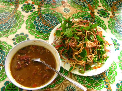 Món nậm pịa có màu sắc không bắt mắt được ăn nóng kèm rau sống. Nguồn ảnh: vnexpress.net Món nậm pịa có màu sắc không bắt mắt được ăn nóng kèm rau sống. Nguồn ảnh: vnexpress.net