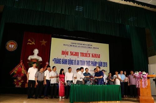 Các doanh nghiệp ký cam kết bảo đảm an toàn VSTP với Ban Chỉ đạo an toàn VSTP tỉnh Hòa Bình. Ảnh: Nhan Sinh- TTXVN Các doanh nghiệp ký cam kết bảo đảm an toàn VSTP với Ban Chỉ đạo an toàn VSTP tỉnh Hòa Bình. Ảnh: Nhan Sinh- TTXVN