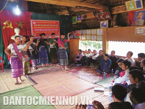 Phụ nữ thôn Tà Vàng, xã Atiêng, huyện Tây Giang biểu diễn văn nghệ trong Ngày hội đại đoàn kết dân tộc Phụ nữ thôn Tà Vàng, xã Atiêng, huyện Tây Giang biểu diễn văn nghệ trong Ngày hội đại đoàn kết dân tộc