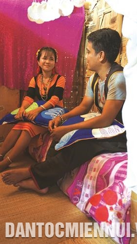 Theo phong tục của người Raglai, đôi trai gái có thể “ngủ thảo” để tìm hiểu nhau nhưng không được đi quá giới hạn. Ảnh: Nam Sương Theo phong tục của người Raglai, đôi trai gái có thể “ngủ thảo” để tìm hiểu nhau nhưng không được đi quá giới hạn. Ảnh: Nam Sương