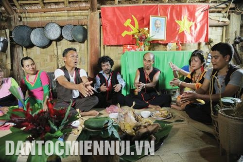 Lễ cúng tổ tiên, một trong những nghi thức quan trọng trong đám cưới của người Raglai thường được tổ chức tại nhà cô dâu. Ảnh: Nam Sương