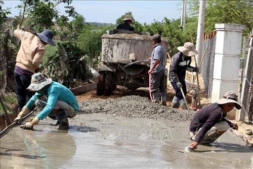 Đồng bào dân tộc Chăm ở huyện Ninh Phước chung sức đầu tư làm đường bê tông - xây dựng nông thôn mới. Ảnh: Công Thử - TTXVN Đồng bào dân tộc Chăm ở huyện Ninh Phước chung sức đầu tư làm đường bê tông - xây dựng nông thôn mới. Ảnh: Công Thử - TTXVN