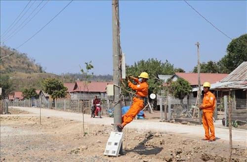 Công nhân Điện lực Gia Lai sửa chữa, lắp đặt lưới điện phục vụ làng Hek, xã Chư A Thai, huyện Phú Thiện, tỉnh Gia Lai. Ảnh: Dư Toán - TTXVN Công nhân Điện lực Gia Lai sửa chữa, lắp đặt lưới điện phục vụ làng Hek, xã Chư A Thai, huyện Phú Thiện, tỉnh Gia Lai. Ảnh: Dư Toán - TTXVN