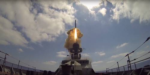 Trong ảnh (chụp từ video do Bộ Quốc phòng Nga cung cấp): Tên lửa hành trình Kalibr rời khỏi bệ phóng. EPA/ TTXVN