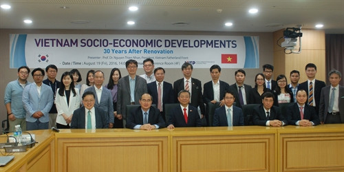 Chủ tịch Ủy ban Trung ương Mặt trận Tổ quốc Việt Nam Nguyễn Thiện Nhân cùng các đại biểu tham dự hội thỏa. Ảnh: Phạm Duy – TTXVN