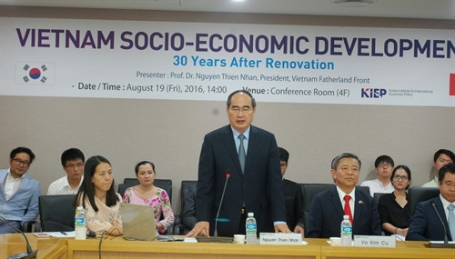 Chủ tịch Ủy ban Trung ương Mặt trận Tổ quốc Việt Nam Nguyễn Thiện Nhân chủ trì Hội thảo. Ảnh: Phạm Duy – TTXVN