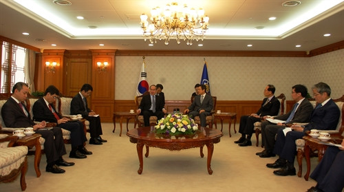 Thủ tướng Hàn Quốc Hwang Kyo-Ahn tiếp Chủ tịch Ủy ban Trung ương Mặt trận Tổ quốc Việt Nam Nguyễn Thiện Nhân đến chào xã giao. Ảnh: Phạm Duy - TTXVN