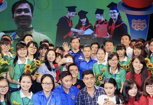 Xạ thủ Hoàng Xuân Vinh với các thủ khoa xuất sắc. Ảnh: Phạm Kiên- TTXVN Xạ thủ Hoàng Xuân Vinh với các thủ khoa xuất sắc. Ảnh: Phạm Kiên- TTXVN