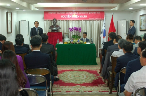 Nhân dịp này, Chủ tịch Ủy ban Trung ương Mặt trận Tổ quốc Việt Nam Nguyễn Thiện Nhân đã đến thăm, phát biểu tại cuộc gặp mặt đại diện cộng đồng người Việt tại Hàn Quốc. Ảnh: Phạm Duy - TTXVN