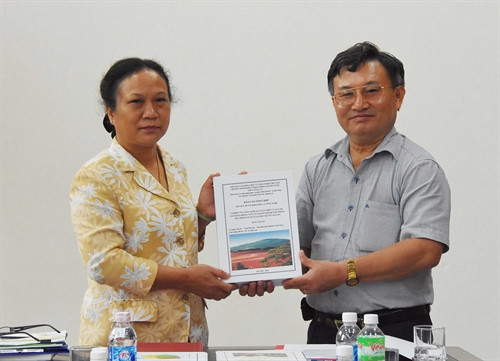 Ông Nguyễn Đình Kỳ Phó Chủ nhiệm Chương trình Tây Nguyên 3 trao sản phẩm báo tổng hợp cho Bà H’Ngăm Niê KĐăm, Phó Trưởng Ban Chỉ đạo Tây Nguyên. Ảnh: Dương Giang – TTXVN