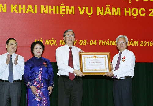 Đồng chí Đinh Thế Huynh trao Huân chương Lao Động hạng Nhất cho Giáo sư, Tiến sỹ Tạ Ngọc Tấn, Phó Chủ tịch Hội đồng Lý luận Trung ương, nguyên Giám đốc Học viện Chính trị Quốc gia Hồ Chí Minh. Ảnh: Nguyễn Dân - TTXVN