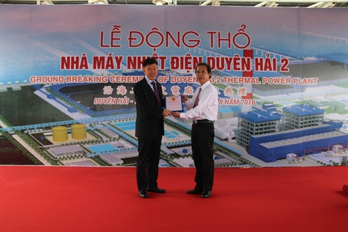 Phó Chủ tịch UBND tỉnh Trà Vinh Trần Anh Dũng trao giấy chứng nhận quyền sử dụng đất cho đại diện Công ty JanaKuasa. Ảnh: Phúc Sơn – TTXVN