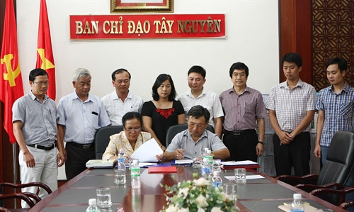 Bà H’Ngăm Niê KĐăm, Phó Trưởng Ban Chỉ đạo Tây Nguyên và ông Nguyễn Đình Kỳ Phó Chủ nhiệm Chương trình Tây Nguyên 3 ký kết biên bản bàn giao. Ảnh: Dương Giang – TTXVN