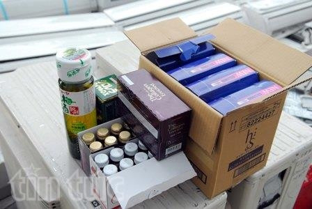 Tạm giữ 4 container hàng điện tử và mỹ phẩm nhập lậu ảnh 2