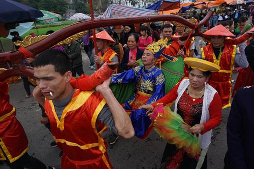 Ngoài kiệu Vua, kiệu Chúa, đoàn rước còn có bốn võng quan là quan Thị Vệ, quan Tán Lý, quan Đề Lĩnh và quan Tán Thủ. Ảnh: An Thành Đạt