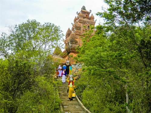 Hành hương lên tháp Po Rome dịp người Chăm tổ chức lễ Yuer Yang (lễ cầu an) vào đầu tháng 4 Chăm lịch Hành hương lên tháp Po Rome dịp người Chăm tổ chức lễ Yuer Yang (lễ cầu an) vào đầu tháng 4 Chăm lịch