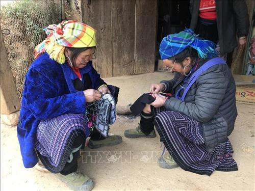 Phụ nữ Mông tranh thủ lúc nhàn rỗi làm các sản phẩm thổ cẩm để kiếm thêm thu nhập. Ảnh: Việt Dũng - TTXVN Phụ nữ Mông tranh thủ lúc nhàn rỗi làm các sản phẩm thổ cẩm để kiếm thêm thu nhập. Ảnh: Việt Dũng - TTXVN