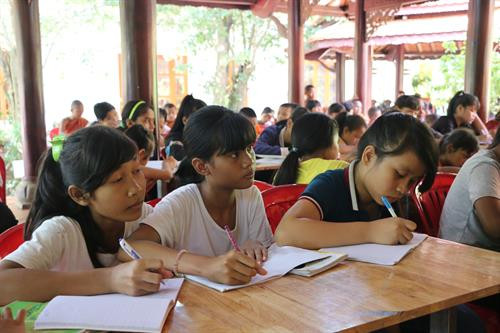 Các học viên nữ luyện viết chữ Khmer