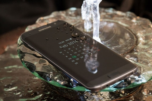 Galaxy S7 mang đến khả năng chống thấm nước tuyệt với nhờ chuẩn chống bụi IP68. (Nguồn: The Verge) Galaxy S7 mang đến khả năng chống thấm nước tuyệt với nhờ chuẩn chống bụi IP68. (Nguồn: The Verge)