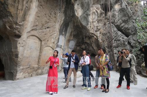 Du khách tham quan Động Kính Chủ với chùa trong động và những bài thơ trên vách đá. Ảnh: Hiền Anh-TTXVN Du khách tham quan Động Kính Chủ với chùa trong động và những bài thơ trên vách đá. Ảnh: Hiền Anh-TTXVN