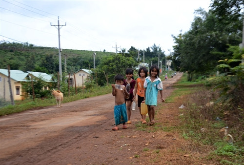 Nước sinh hoạt là một trong số các khó khăn lớn nhất của người dân khu tái định cư Đắk Plao