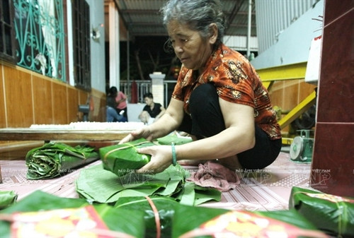Bánh giầy được đóng gói bằng lá dong xanh.
