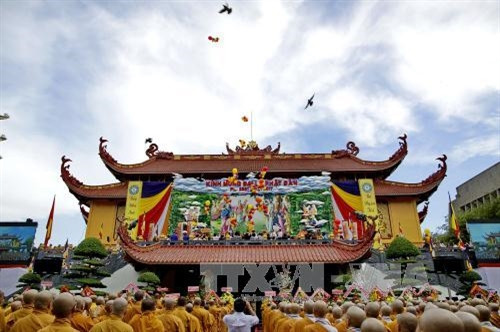 Nghi thức thả chim bồ câu cầu thế giới hòa bình, quốc thái dân an và kính mừng Đức Phật đản sanh tại Đại lễ Phật Đản. Ảnh: Thế Anh – TTXVN.