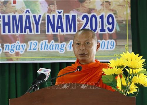 Thượng tọa Sơn Ngọc Huynh, Chủ tịch Hội đoàn kết sư sãi yêu nước tỉnh Vĩnh Long phát biểu tại buổi họp mặt. Ảnh: Phạm Minh Tuấn - TTXVN Thượng tọa Sơn Ngọc Huynh, Chủ tịch Hội đoàn kết sư sãi yêu nước tỉnh Vĩnh Long phát biểu tại buổi họp mặt. Ảnh: Phạm Minh Tuấn - TTXVN